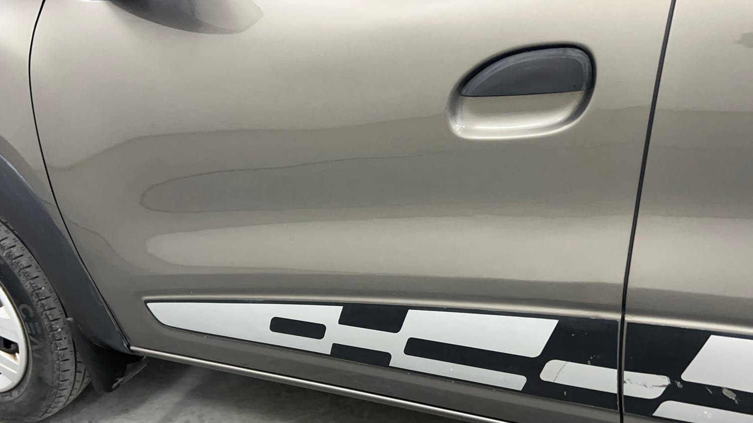 Used 2017 Renault Kwid RXT Petrol Manual dents MINOR SCRATCH