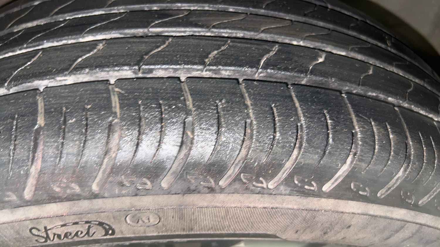 Used 2022 Renault Kiger RXT (O) MT Dual Tone Petrol Manual tyres RIGHT FRONT TYRE TREAD VIEW