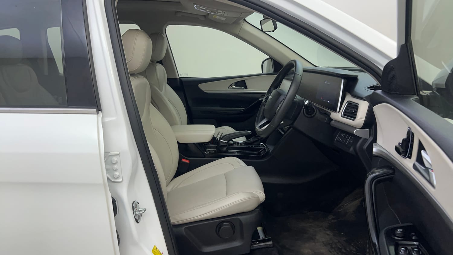 Used 2024 Mahindra XUV700 AX 7 Petrol AT 7 STR Petrol Automatic interior RIGHT SIDE FRONT DOOR CABIN VIEW