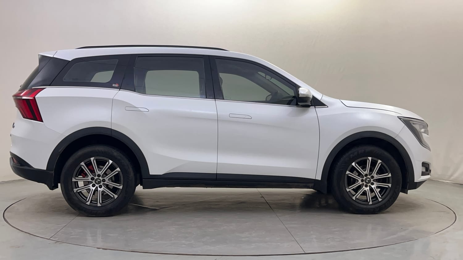 Used 2024 Mahindra XUV700 AX 7 Petrol AT 7 STR Petrol Automatic exterior RIGHT SIDE VIEW