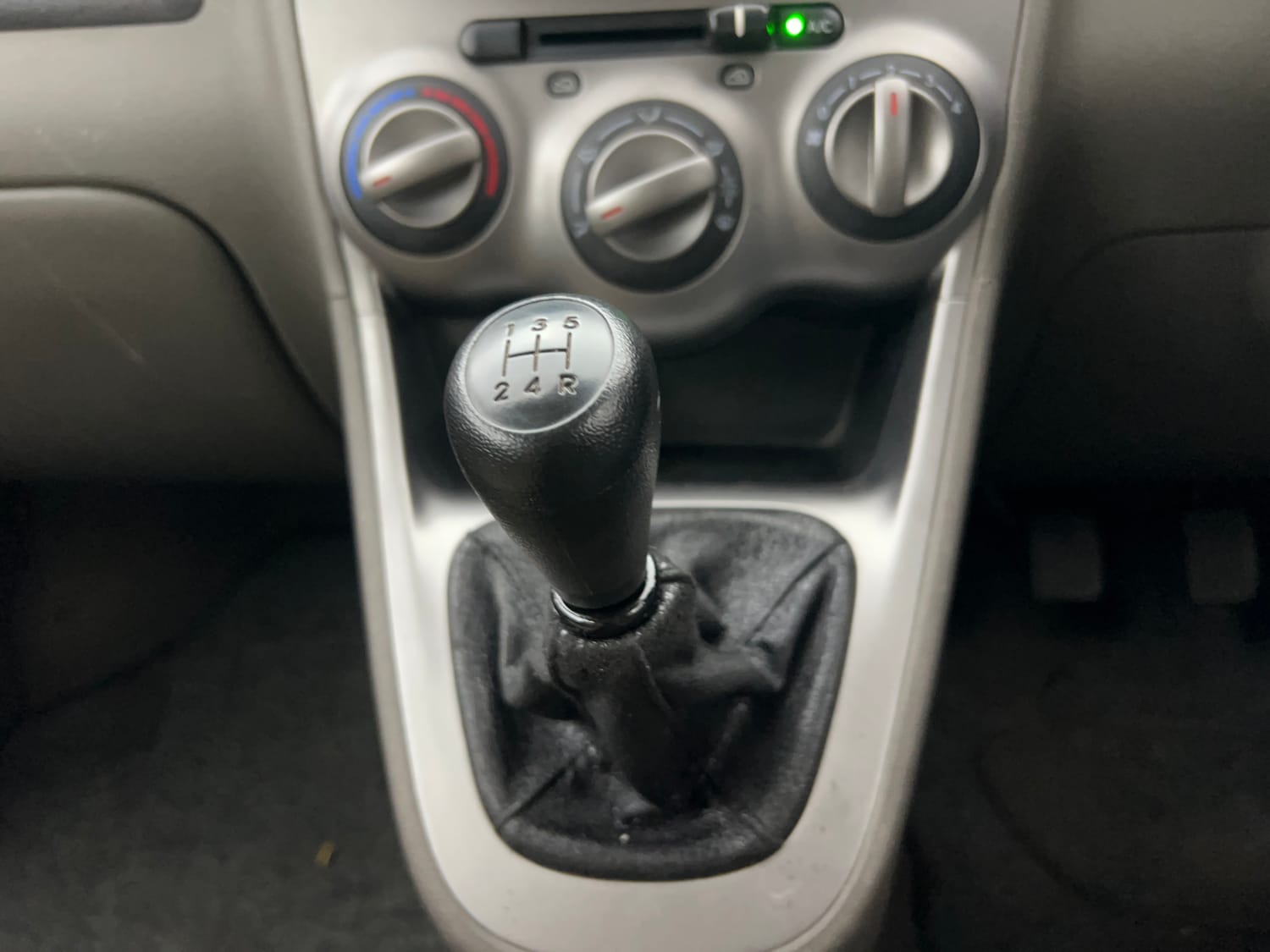 Used 2013 Hyundai i10 1.1L iRDE Magna Special Edition Petrol Manual interior GEAR  KNOB VIEW