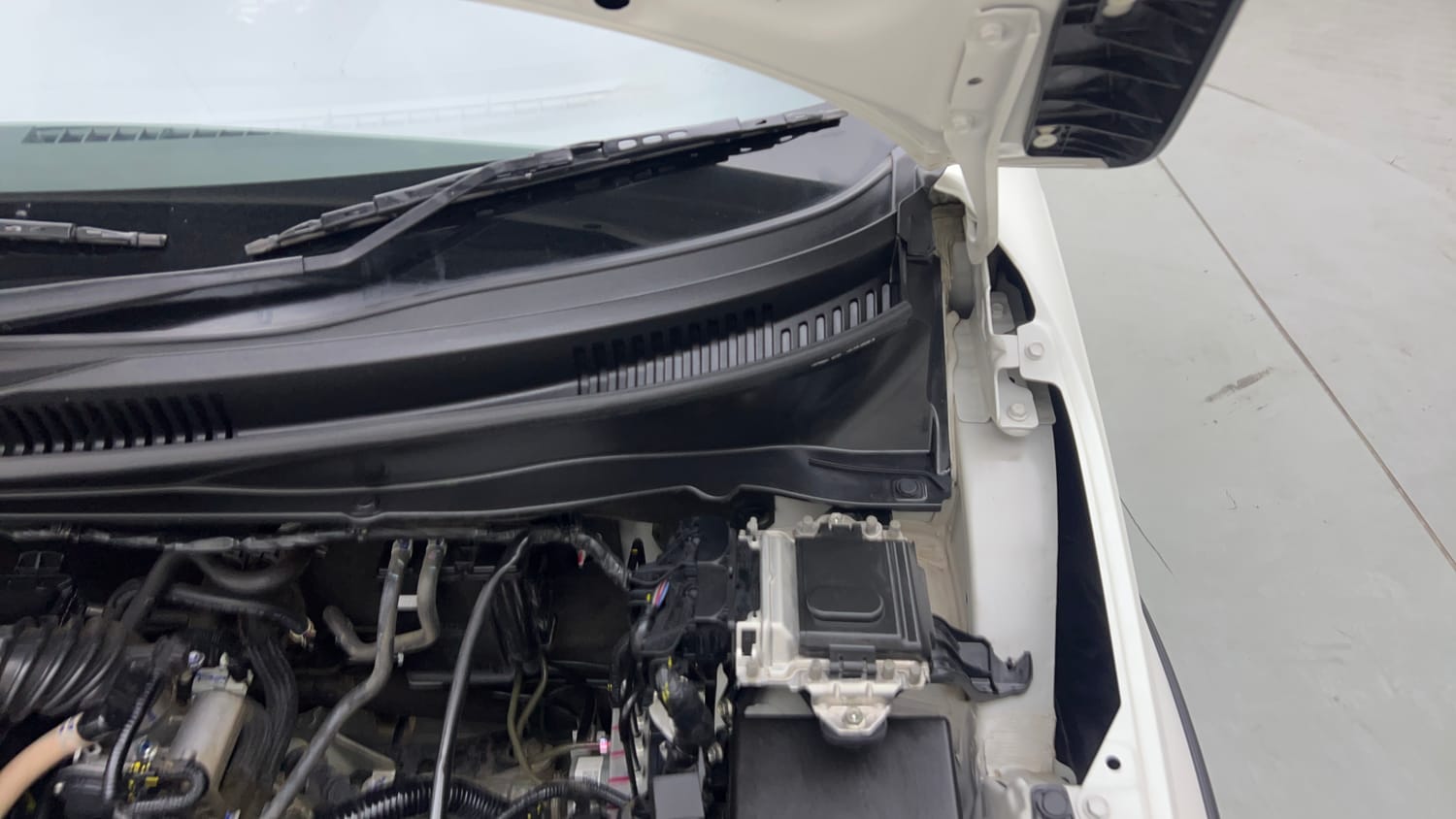 Used 2026 Maruti Suzuki Ignis Delta 1.2 MT Petrol Manual engine ENGINE LEFT SIDE HINGE & APRON VIEW