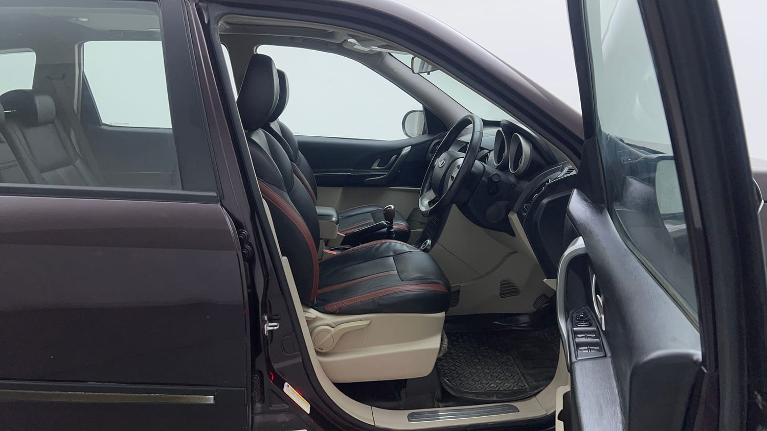 Used 2018 Mahindra XUV500 W9 Diesel Manual interior RIGHT SIDE FRONT DOOR CABIN VIEW