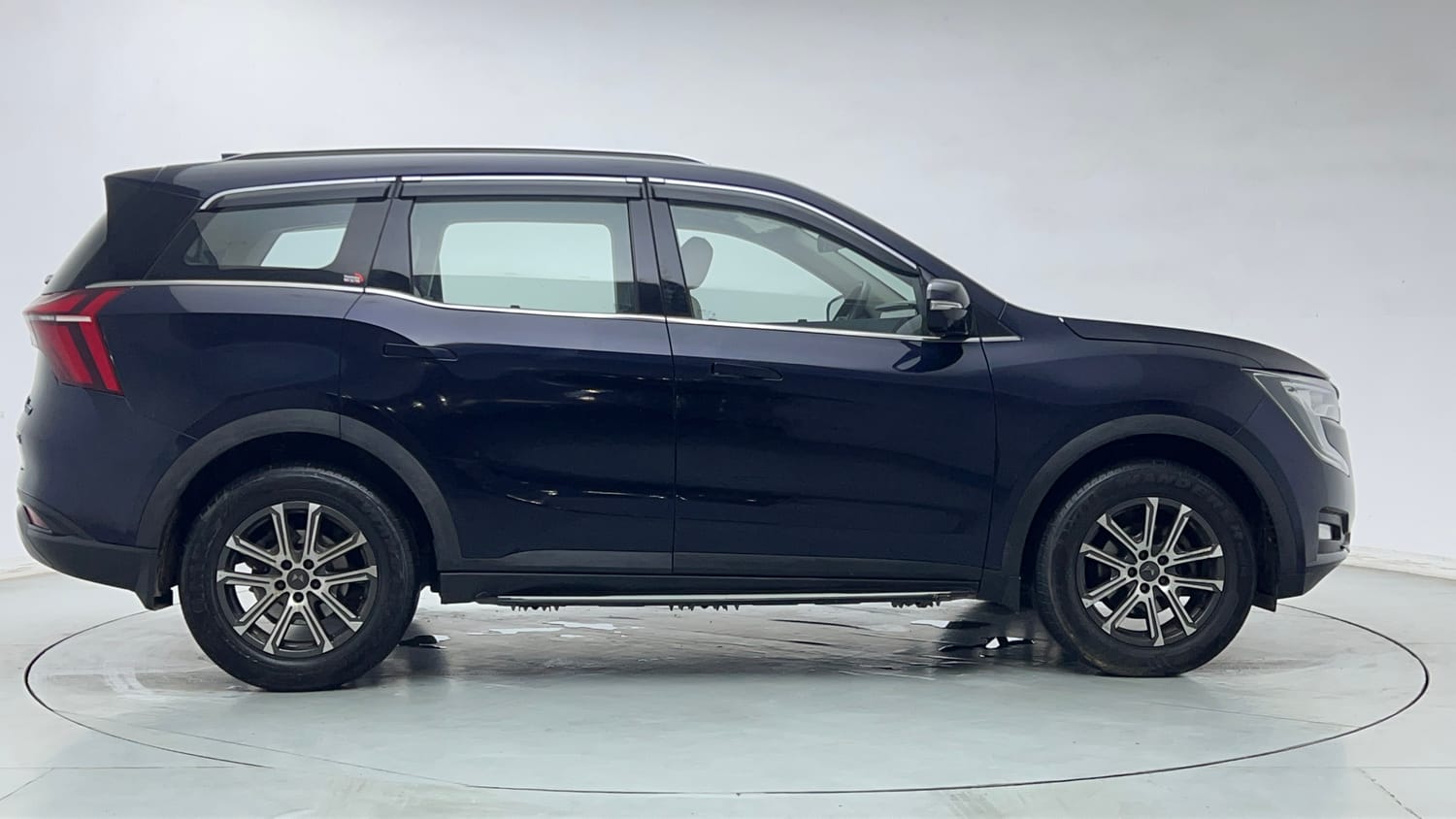 Used 2024 Mahindra XUV700 AX 7 Luxury Pack Diesel MT 7 STR Diesel Manual exterior RIGHT SIDE VIEW