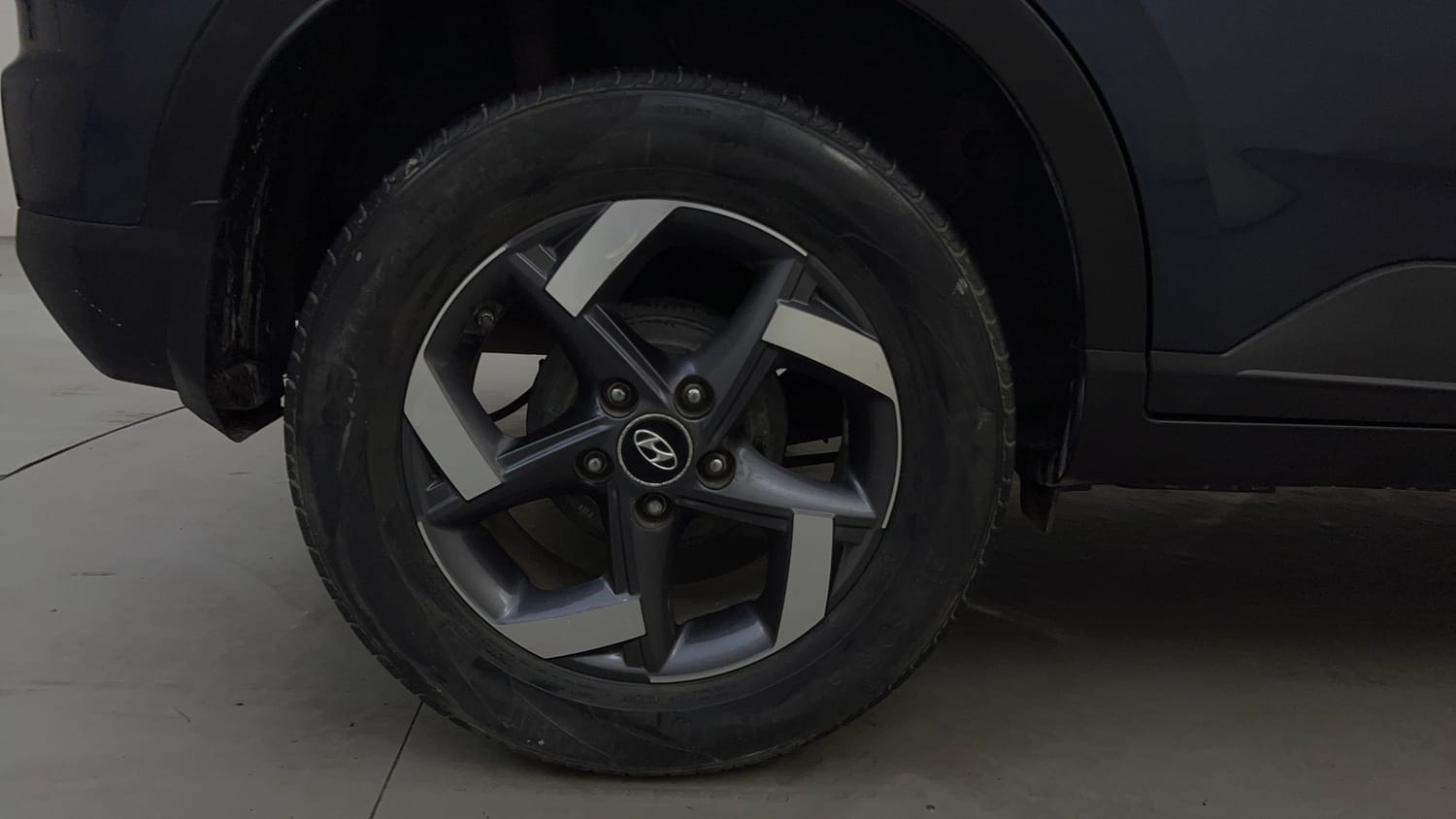 Used 2022 Hyundai Venue SX Plus 1.0 Turbo DCT Petrol Automatic tyres RIGHT REAR TYRE RIM VIEW