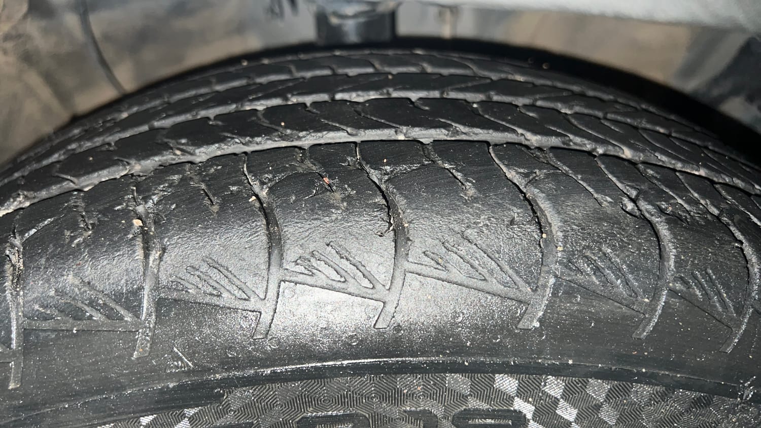 Used 2021 Hyundai Alcazar Signature (O) 6 STR 1.5 Diesel AT Diesel Automatic tyres RIGHT FRONT TYRE TREAD VIEW