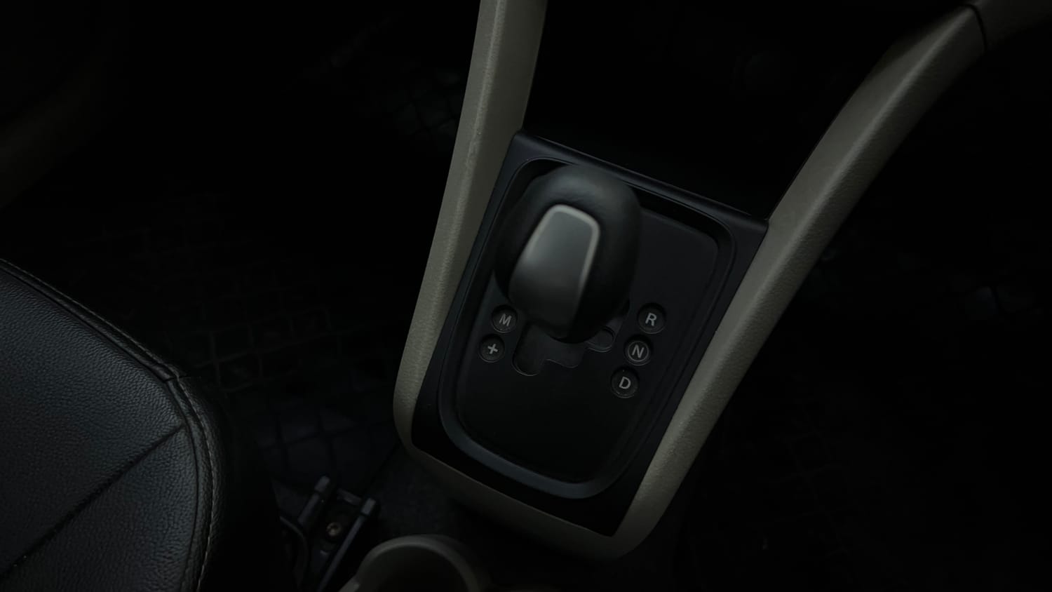Used 2015 Maruti Suzuki Celerio VXi AMT Petrol Automatic interior GEAR  KNOB VIEW