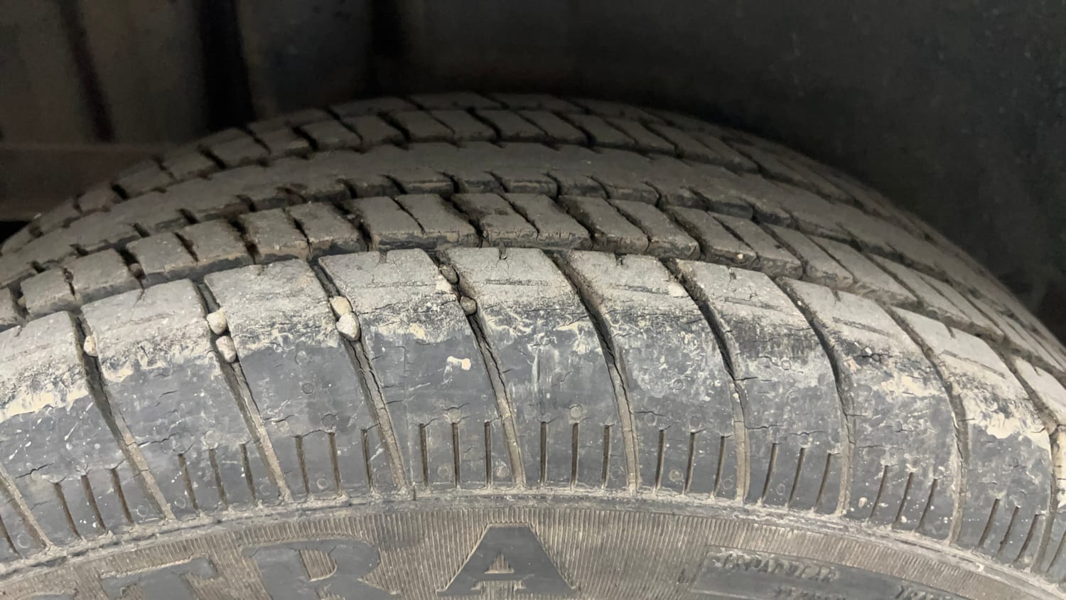 Used 2016 Maruti Suzuki Swift ZXi Petrol Manual tyres RIGHT REAR TYRE TREAD VIEW