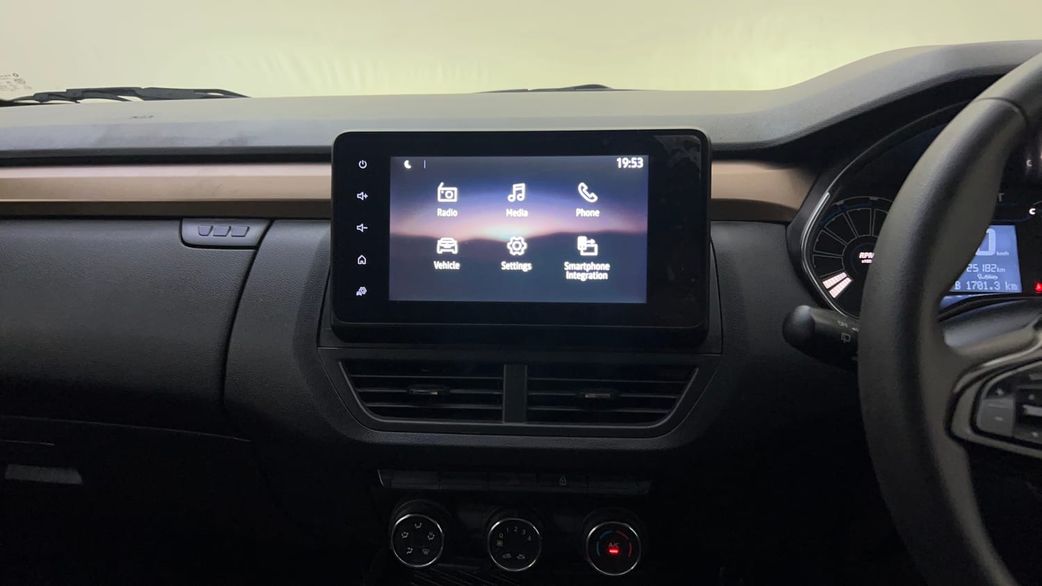 Used 2022 Renault Kiger RXT (O) MT Dual Tone Petrol Manual top_features Touch screen infotainment system