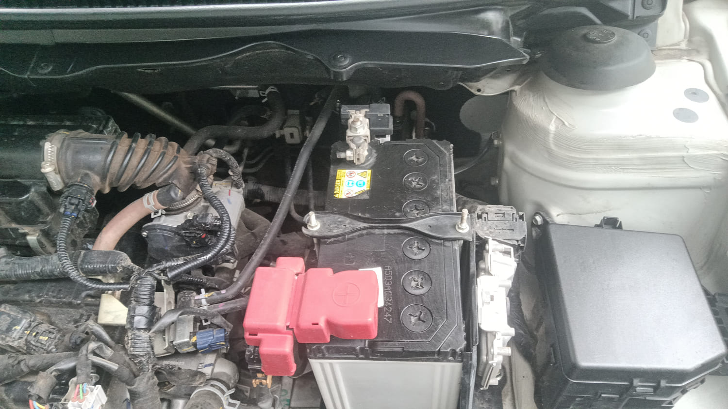 Used 2023 Maruti Suzuki Ciaz Zeta 1.5 Petrol Manual engine ENGINE LEFT SIDE HINGE & APRON VIEW