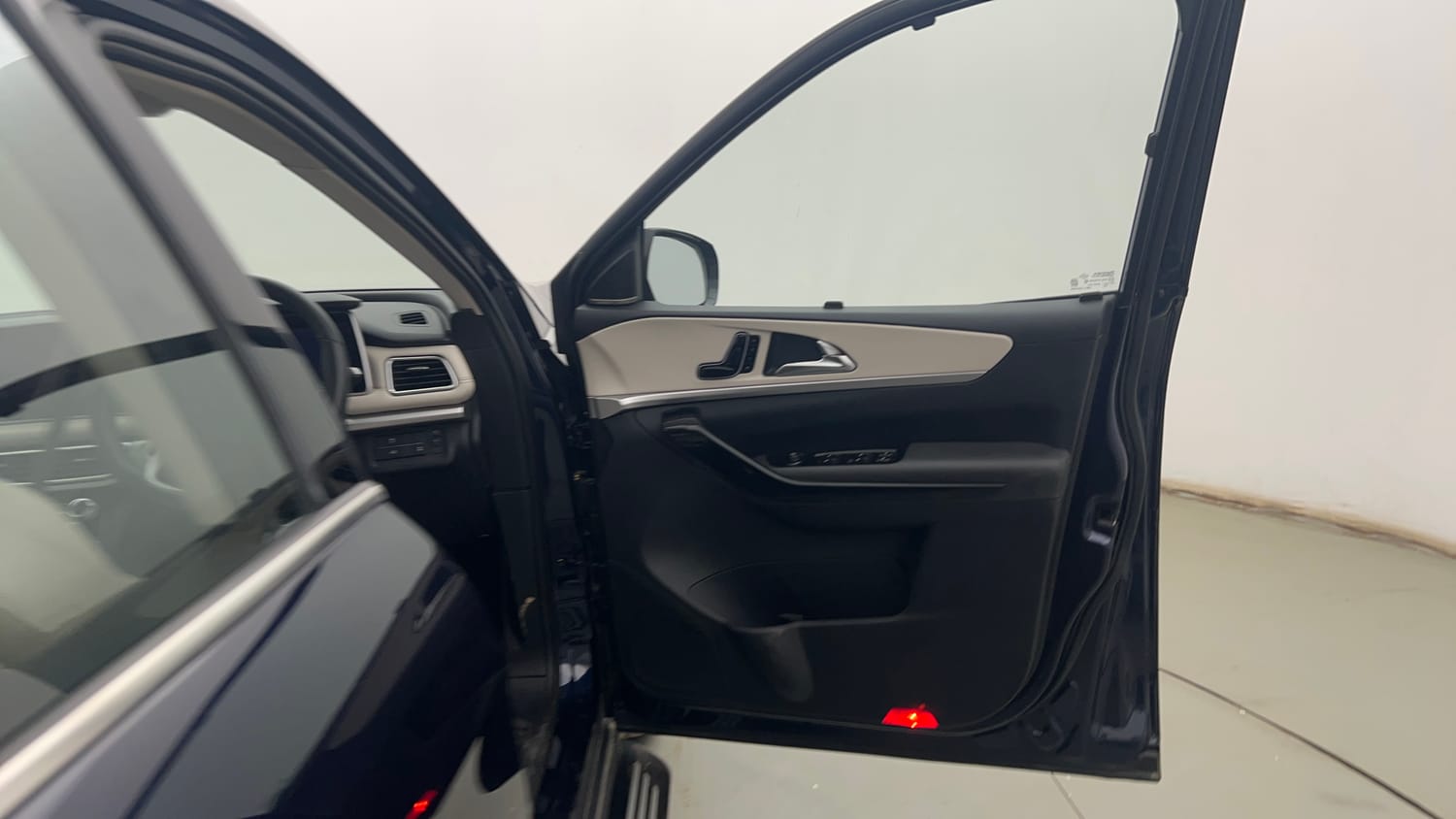Used 2022 Mahindra XUV700 AX 7 Diesel AT AWD Luxury Pack 7 STR Diesel Automatic interior RIGHT FRONT DOOR OPEN VIEW