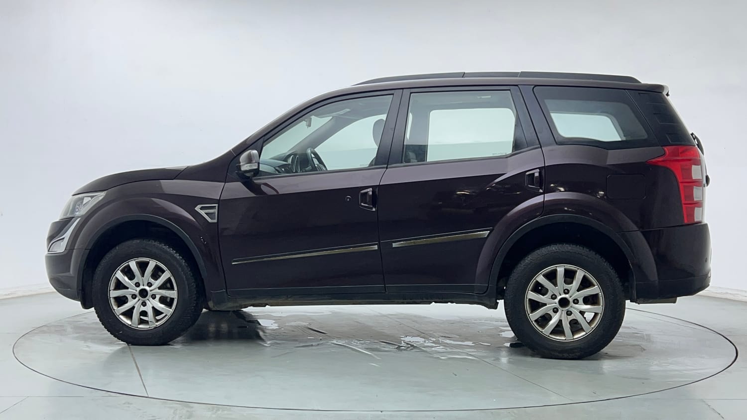 Used 2018 Mahindra XUV500 W9 Diesel Manual exterior LEFT SIDE VIEW