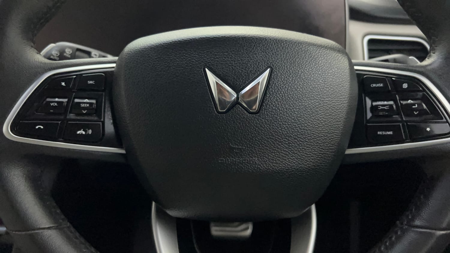 Used 2024 Mahindra XUV700 AX 7 Petrol AT 7 STR Petrol Automatic top_features Airbags