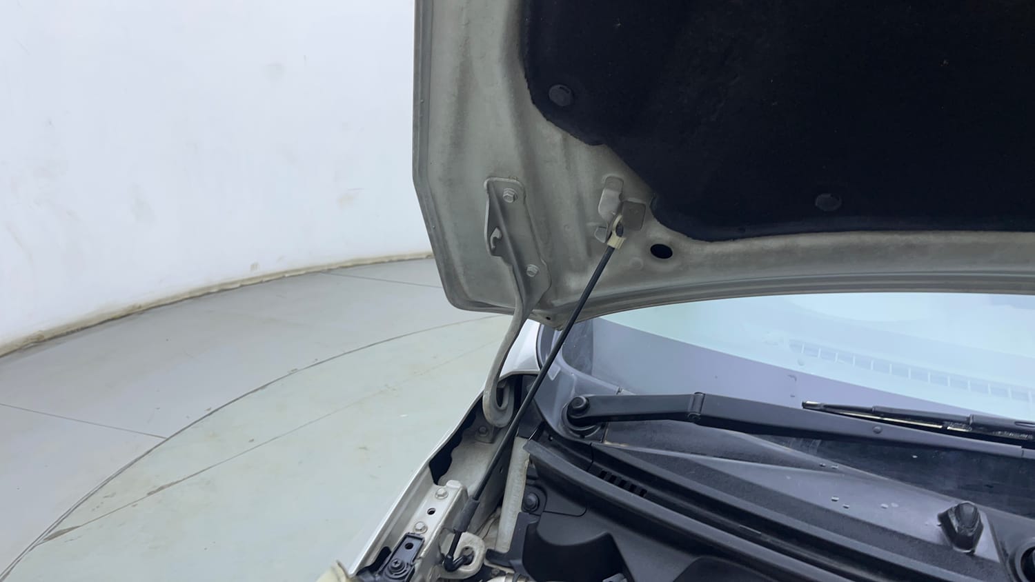 Used 2015 Maruti Suzuki Ertiga ZDI SHVS Diesel Manual engine ENGINE RIGHT SIDE HINGE & APRON VIEW