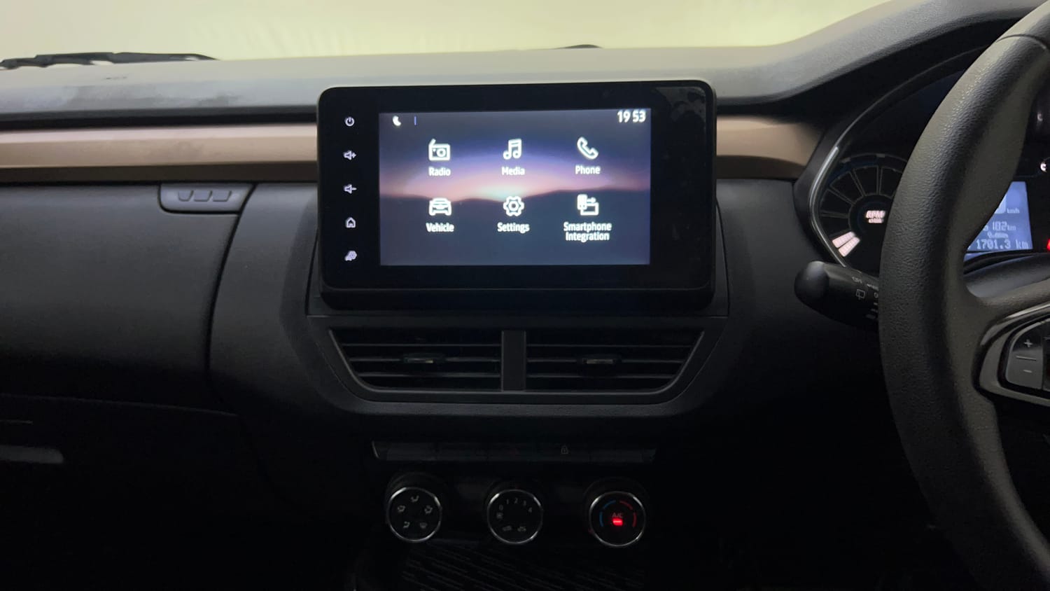 Used 2022 Renault Kiger RXT (O) MT Dual Tone Petrol Manual top_features Integrated (in-dash) music system