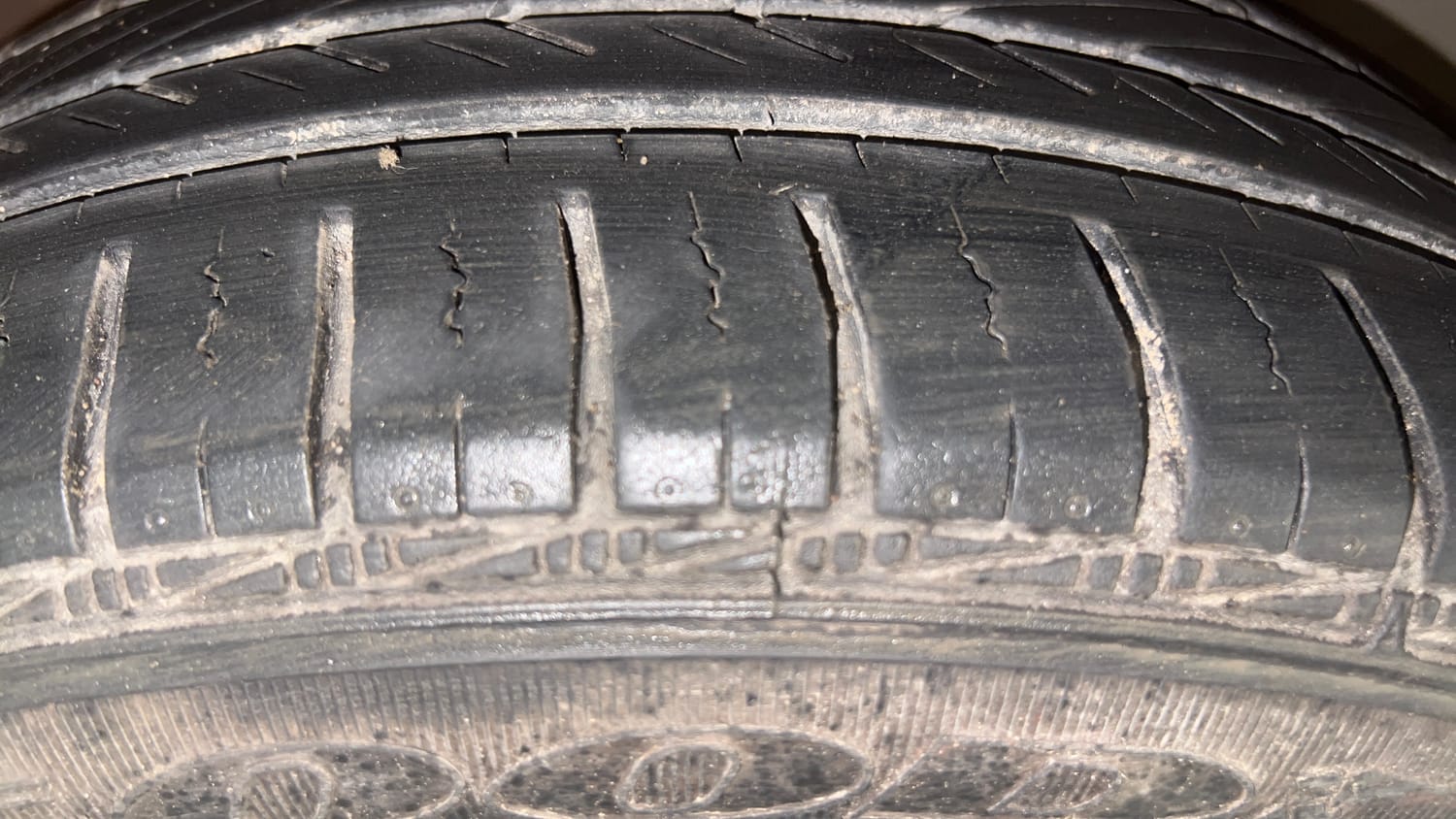 Used 2016 Volkswagen Polo GT TSI Petrol Automatic tyres RIGHT FRONT TYRE TREAD VIEW