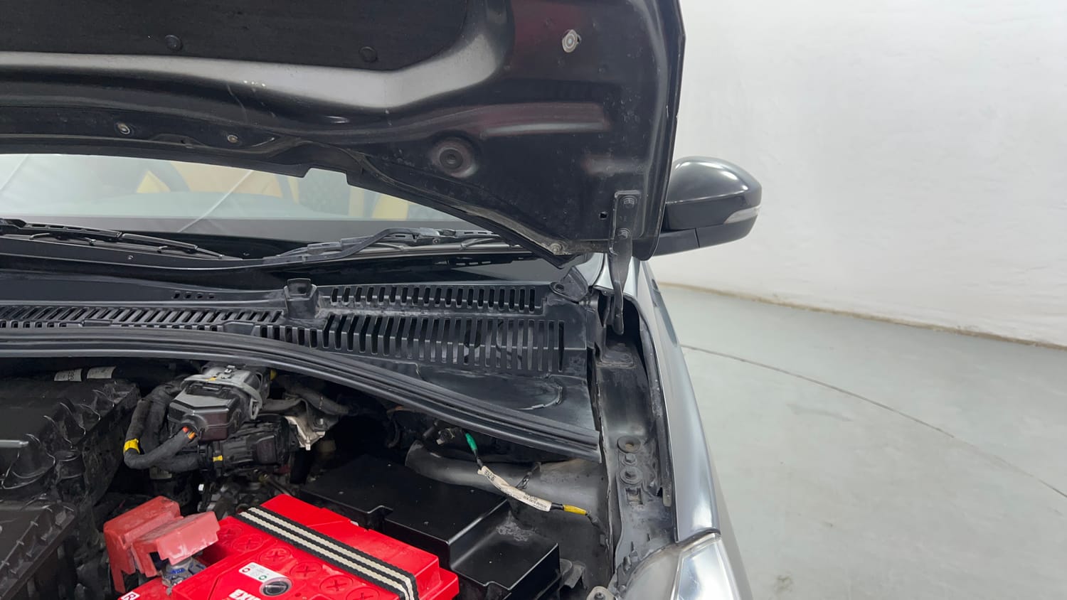 Used 2022 Tata Tiago XT CNG Cng Manual engine ENGINE LEFT SIDE HINGE & APRON VIEW