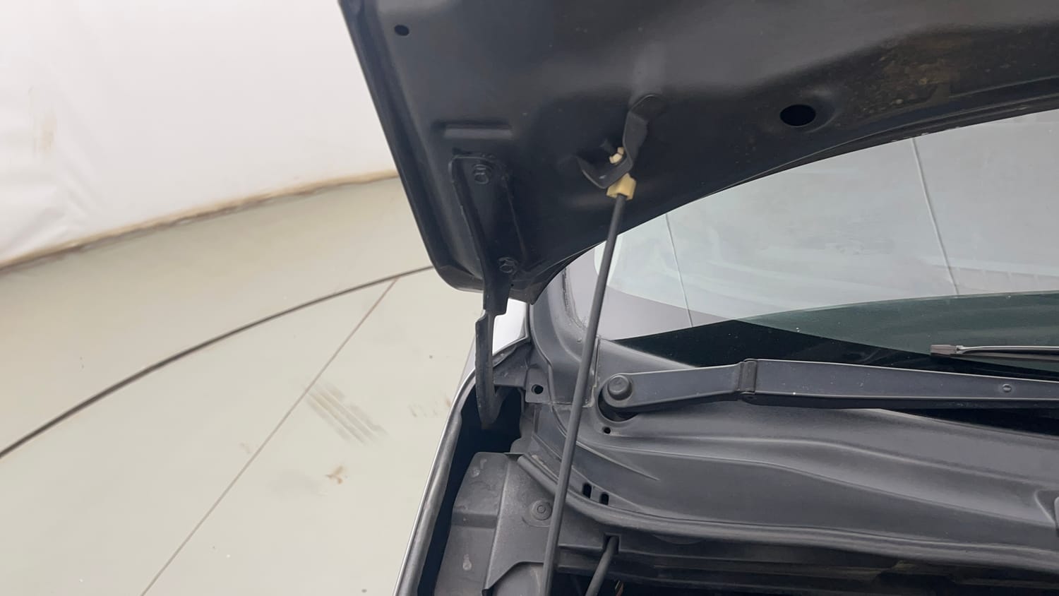 Used 2013 Maruti Suzuki Wagon R LXI Petrol Manual engine ENGINE RIGHT SIDE HINGE & APRON VIEW