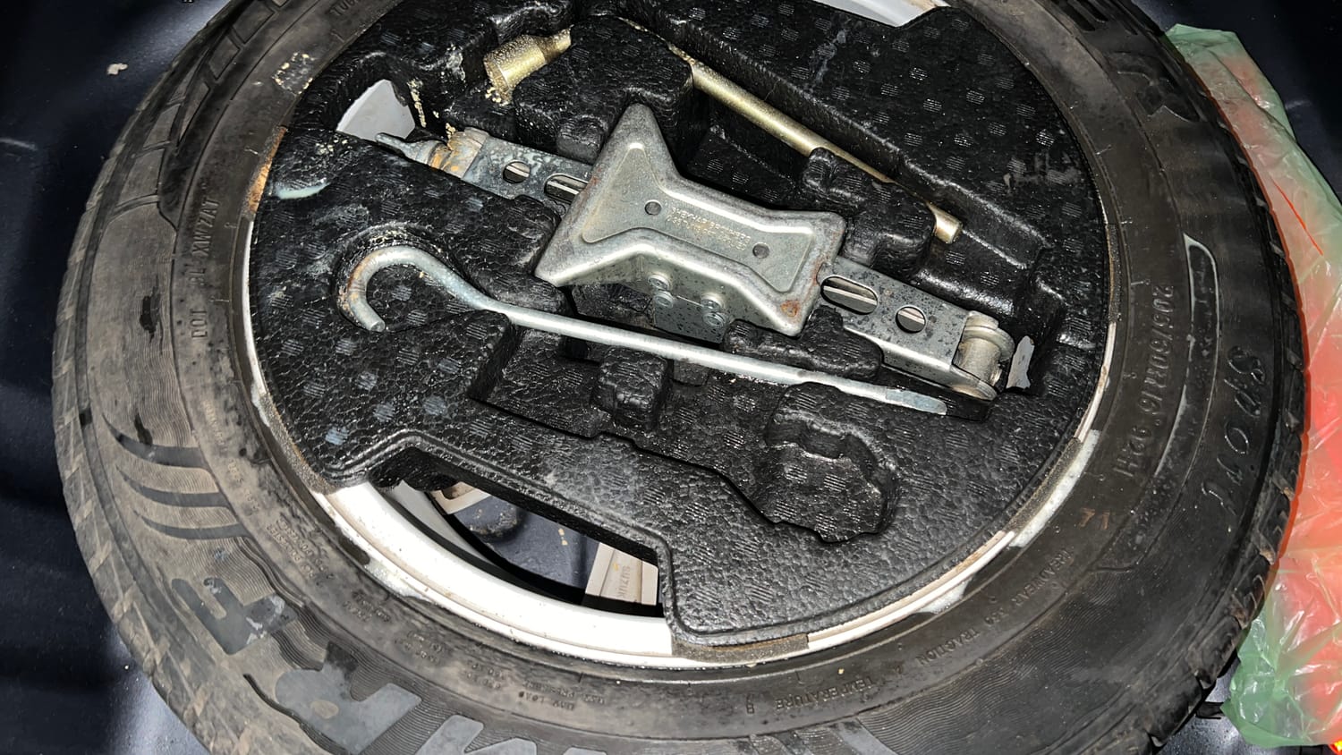 Used 2016 Maruti Suzuki Vitara Brezza [2016-2020] VDi Diesel Manual tyres SPARE TYRE VIEW