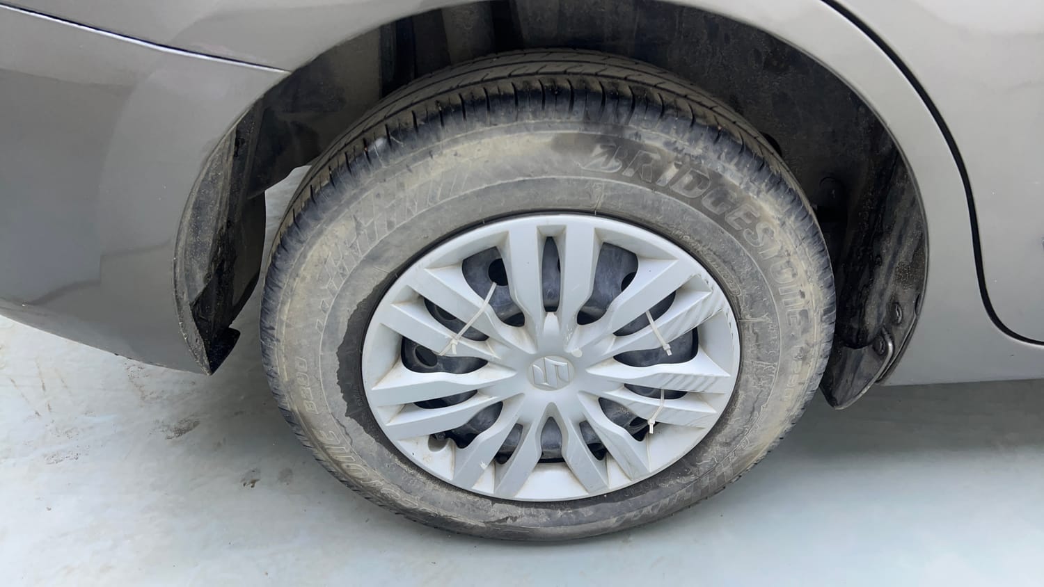 Used 2017 Maruti Suzuki Dzire VXi AMT Petrol Automatic tyres RIGHT REAR TYRE RIM VIEW
