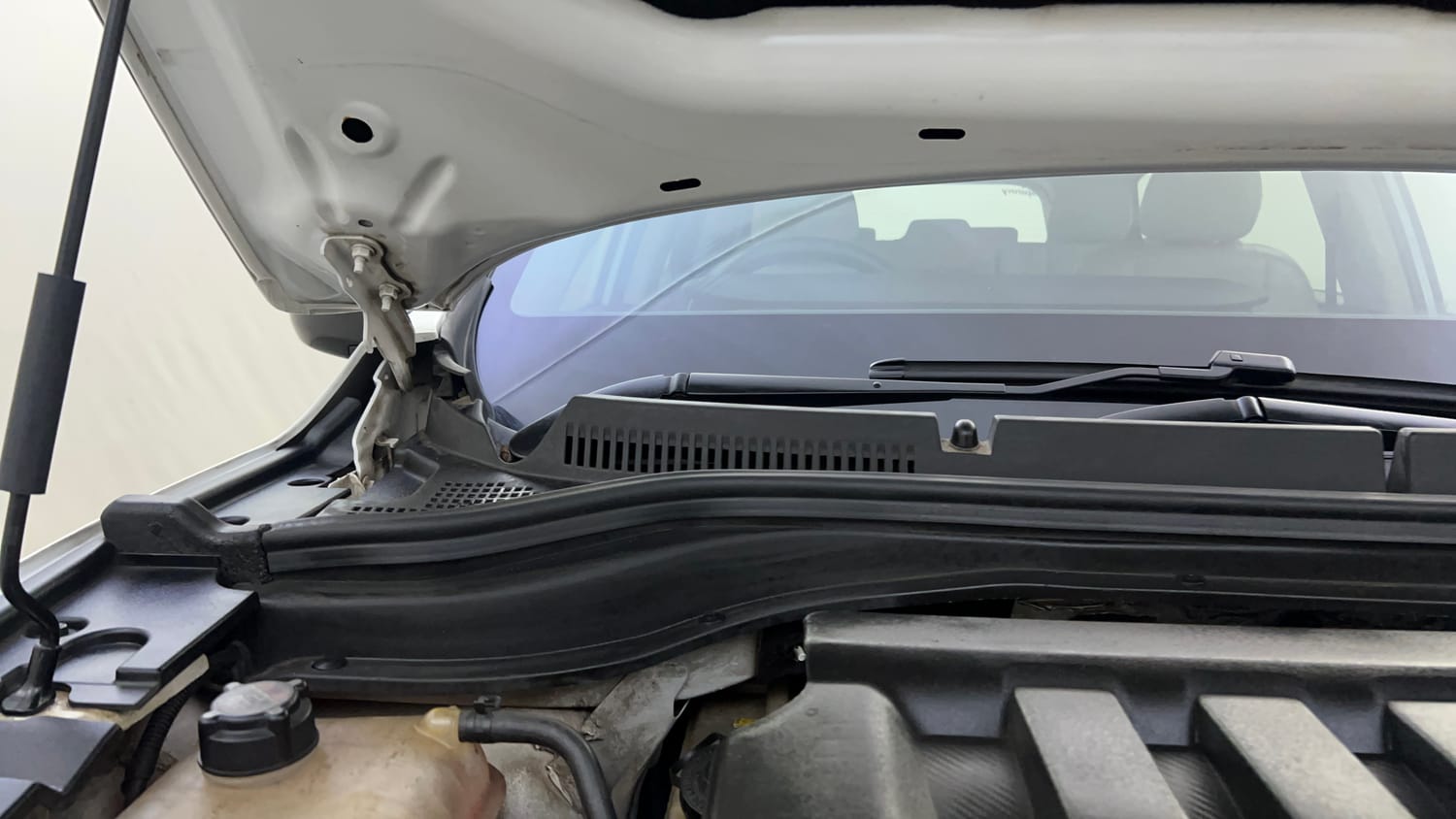 Used 2024 Mahindra XUV700 AX 7 Petrol AT 7 STR Petrol Automatic engine ENGINE RIGHT SIDE HINGE & APRON VIEW