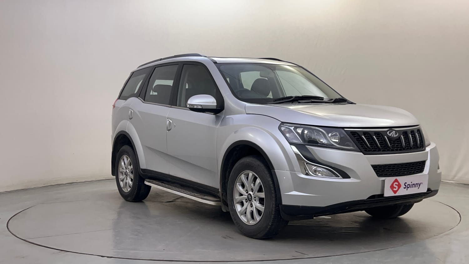 Used 2017 Mahindra XUV500 W10 Diesel Manual exterior RIGHT FRONT CORNER VIEW