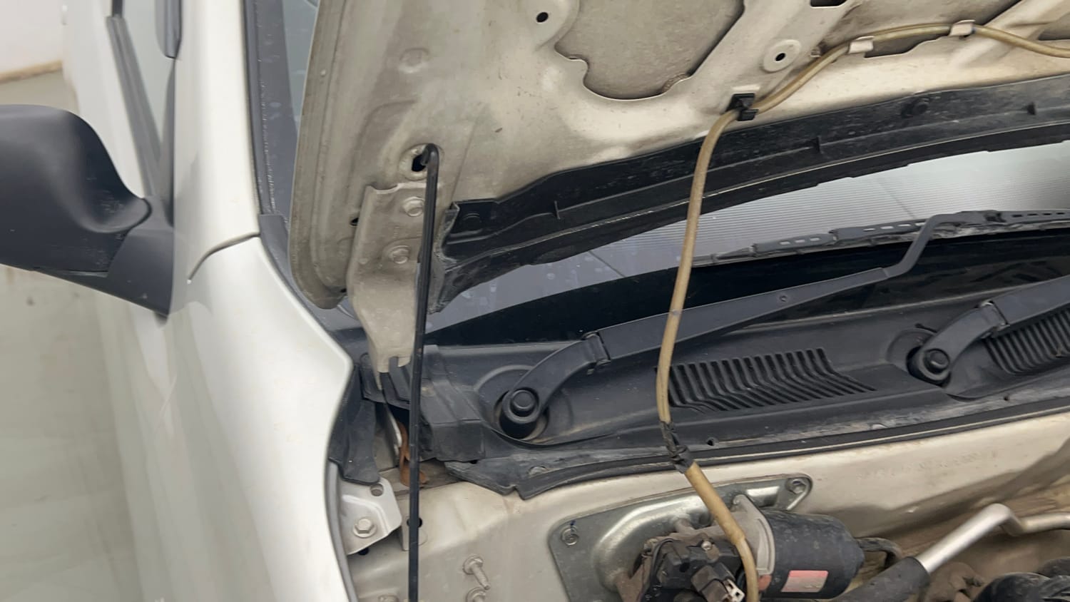 Used 2022 Maruti Suzuki Alto 800 LXi (O) Petrol Manual engine ENGINE RIGHT SIDE HINGE & APRON VIEW