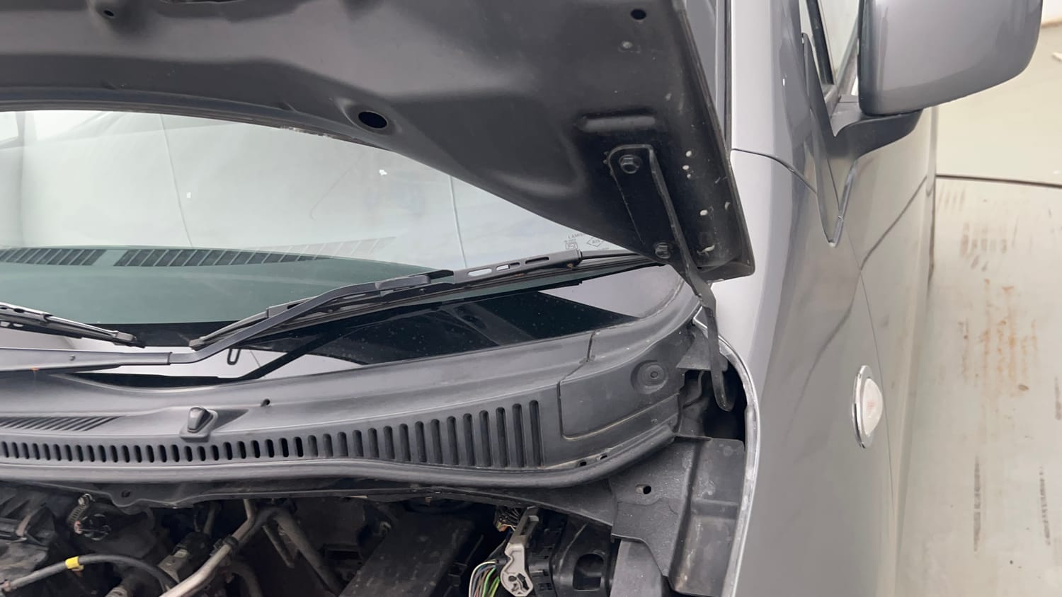 Used 2013 Maruti Suzuki Wagon R LXI Petrol Manual engine ENGINE LEFT SIDE HINGE & APRON VIEW