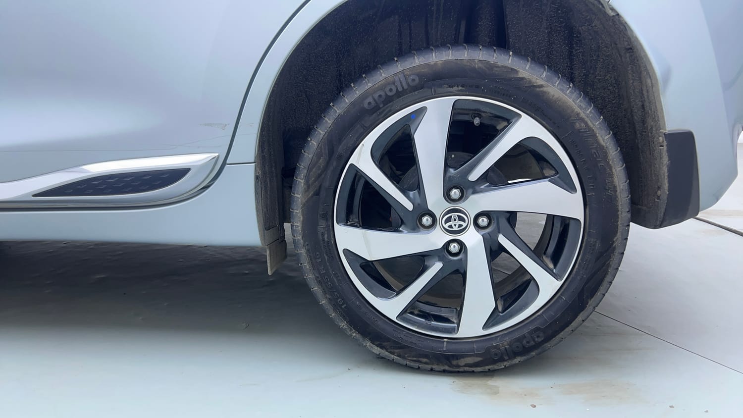 Used 2024 Toyota Glanza V Petrol Manual tyres LEFT REAR TYRE RIM VIEW