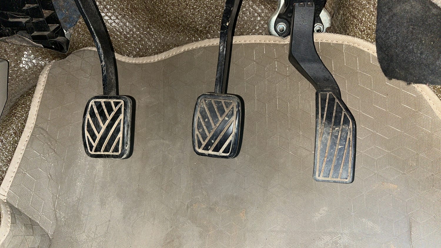 Used 2015 Maruti Suzuki Ertiga ZDI SHVS Diesel Manual interior PEDALS VIEW