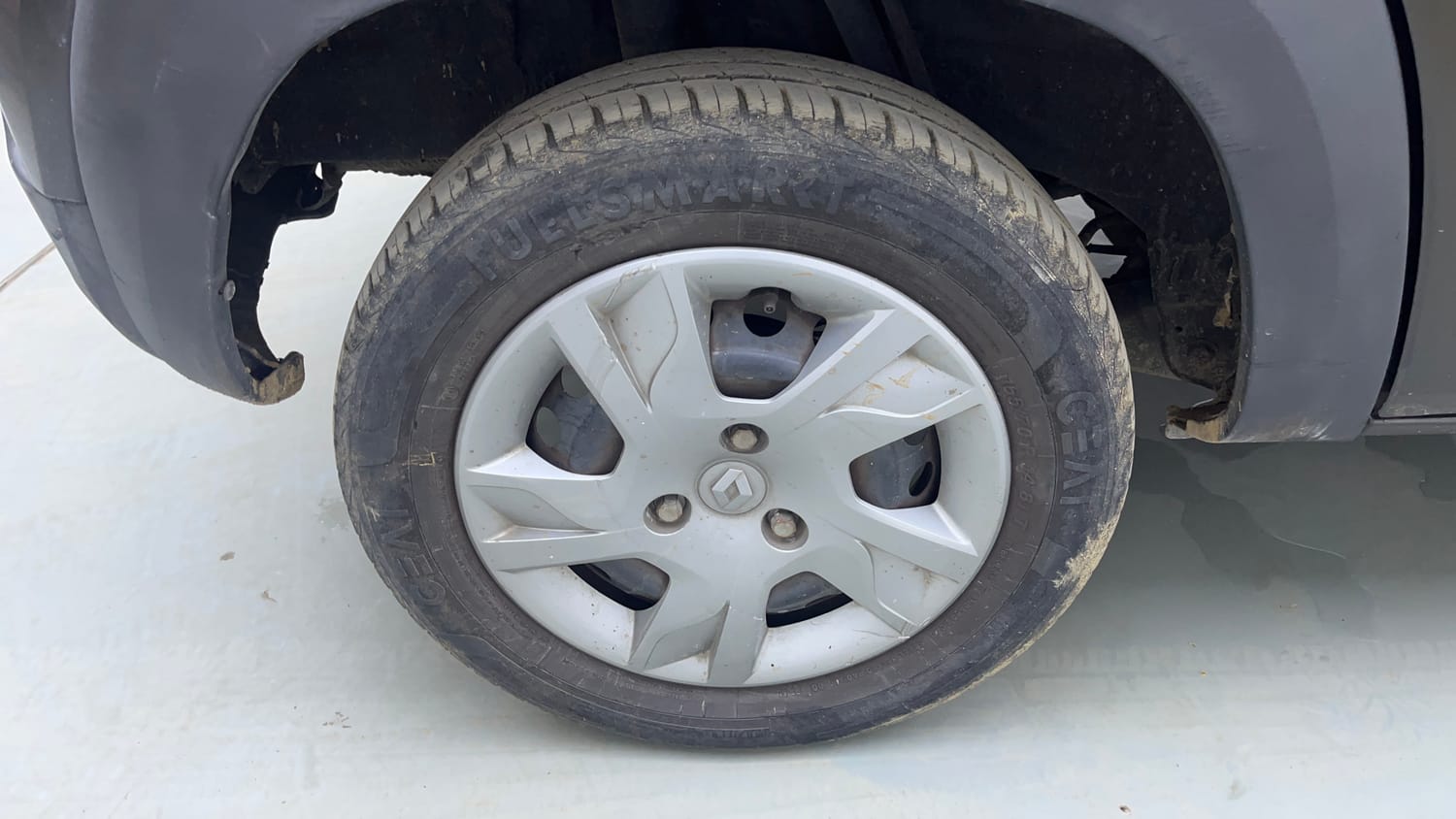 Used 2020 Renault Kwid RXT 1.0 AMT Opt Petrol Automatic tyres RIGHT REAR TYRE RIM VIEW