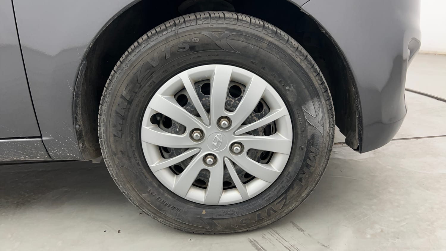 Used 2013 Hyundai i10 1.1L iRDE Magna Special Edition Petrol Manual tyres RIGHT FRONT TYRE RIM VIEW