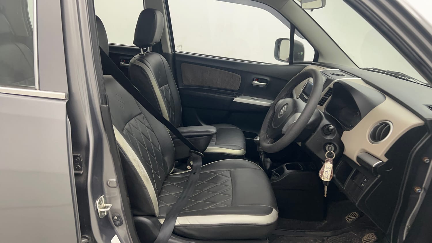 Used 2013 Maruti Suzuki Wagon R LXI Petrol Manual interior RIGHT SIDE FRONT DOOR CABIN VIEW