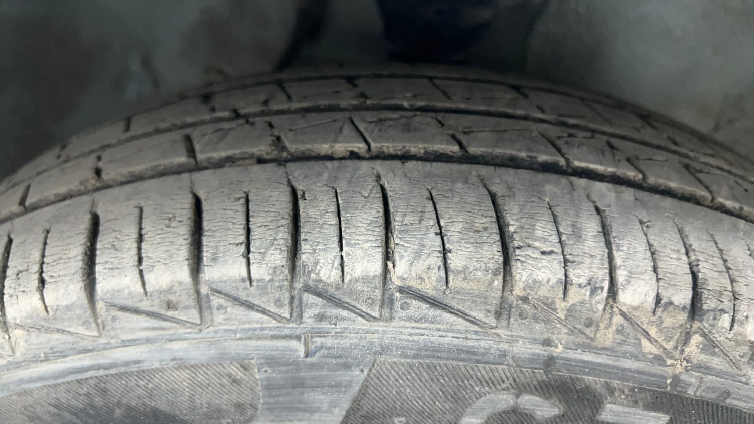 Used 2015 Maruti Suzuki Alto 800 Lxi Petrol Manual tyres RIGHT FRONT TYRE TREAD VIEW