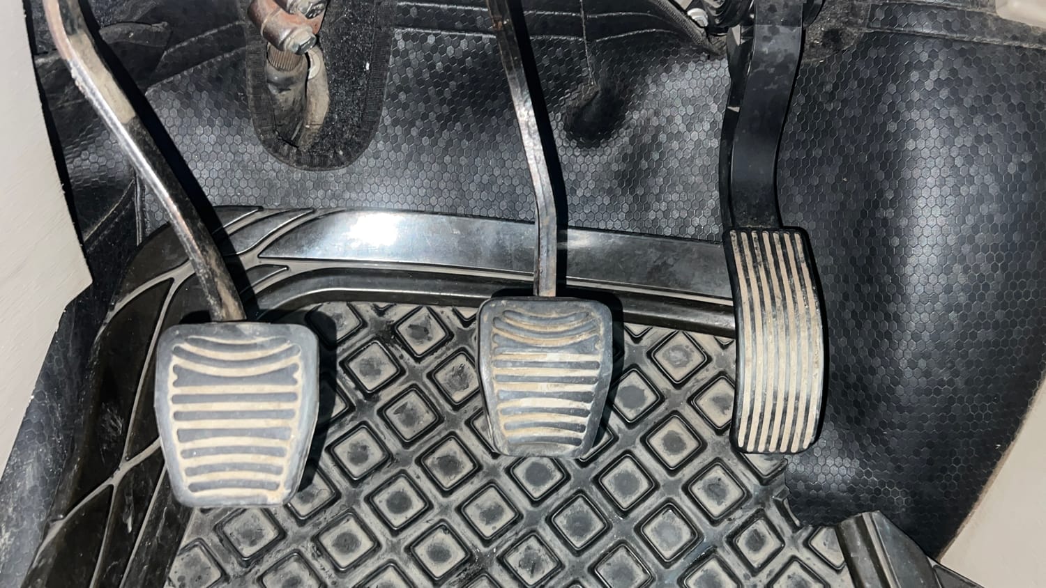 Used 2018 Mahindra XUV500 W9 Diesel Manual interior PEDALS VIEW