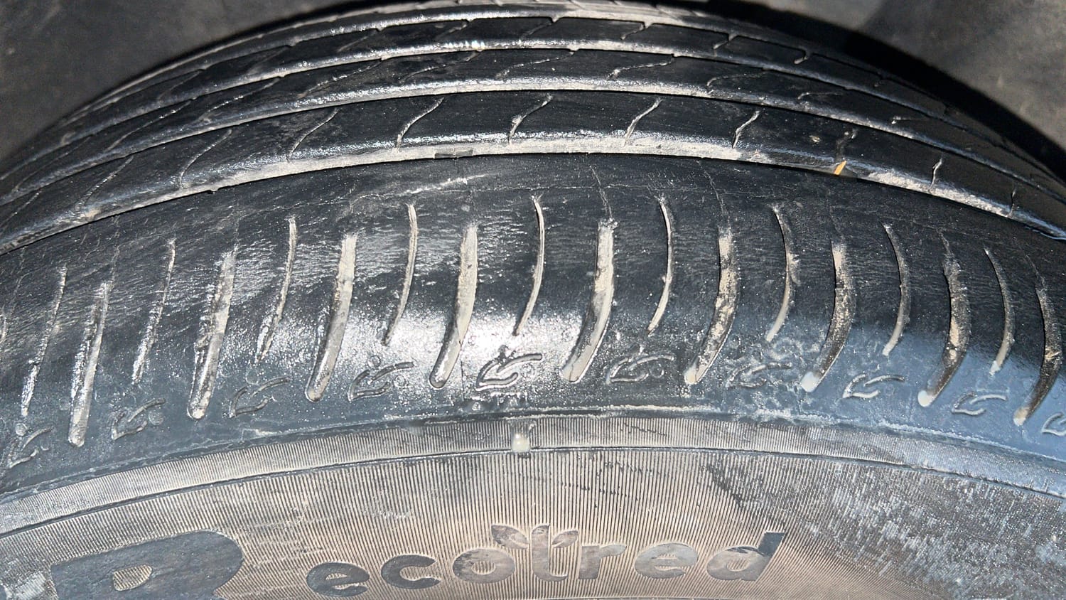 Used 2024 Mahindra XUV700 AX 7 Luxury Pack Diesel MT 7 STR Diesel Manual tyres LEFT FRONT TYRE TREAD VIEW