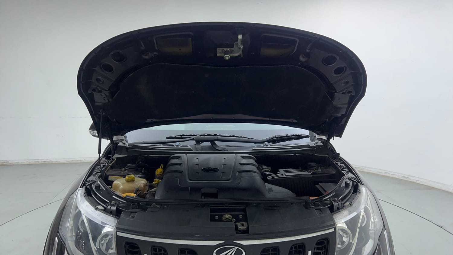 Used 2018 Mahindra XUV500 W9 Diesel Manual engine ENGINE & BONNET OPEN FRONT VIEW