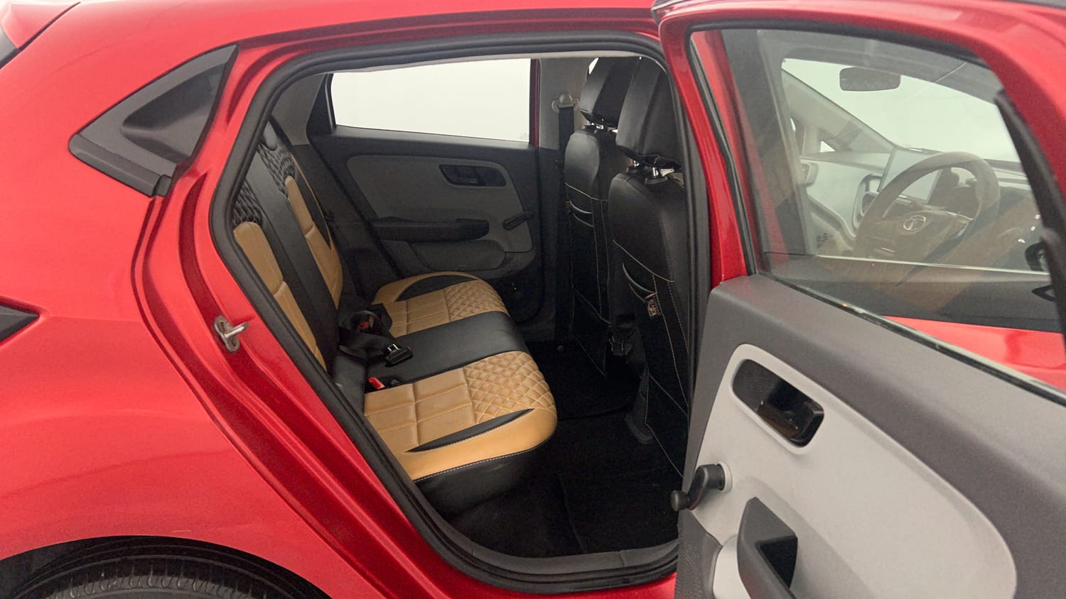 Used 2021 Tata Altroz XE Petrol Petrol Manual interior RIGHT SIDE REAR DOOR CABIN VIEW