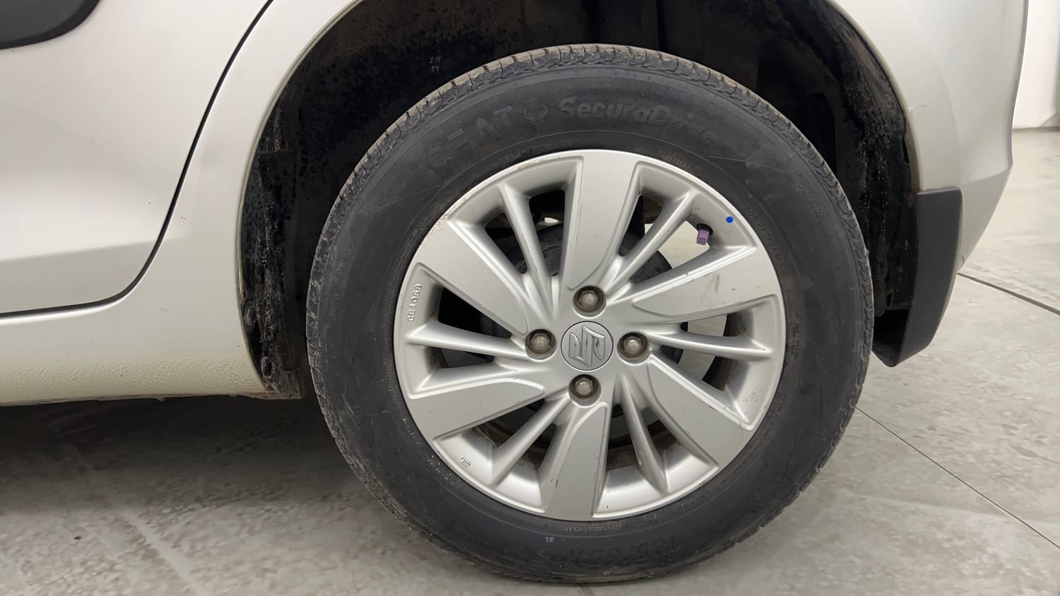 Used 2016 Maruti Suzuki Swift ZXi Petrol Manual tyres LEFT REAR TYRE RIM VIEW