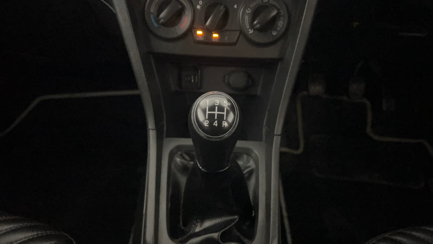 Used 2016 Maruti Suzuki Vitara Brezza [2016-2020] VDi Diesel Manual interior GEAR  KNOB VIEW