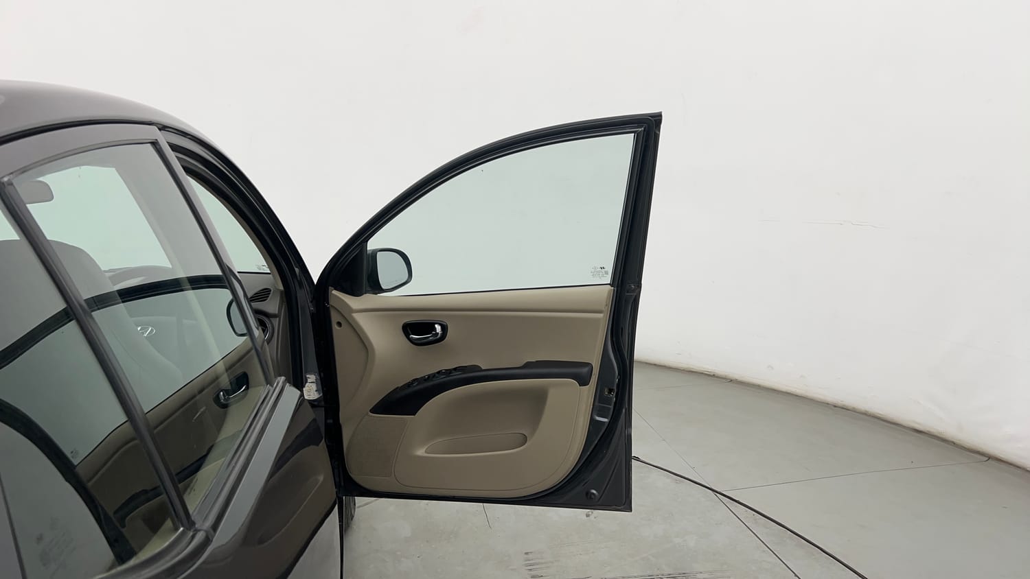 Used 2013 Hyundai i10 1.1L iRDE Magna Special Edition Petrol Manual interior RIGHT FRONT DOOR OPEN VIEW