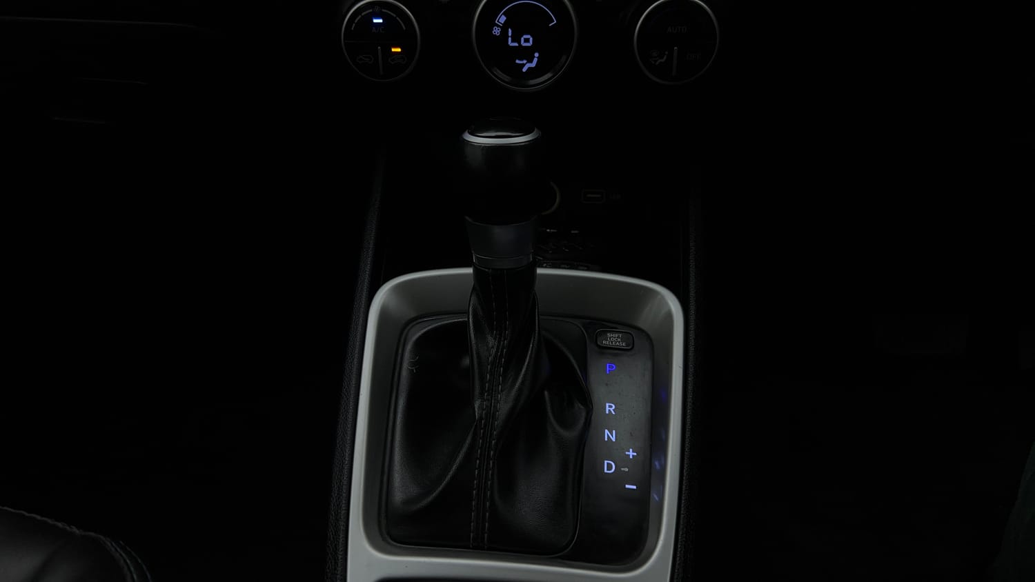 Used 2022 Hyundai Venue SX Plus 1.0 Turbo DCT Petrol Automatic interior GEAR  KNOB VIEW