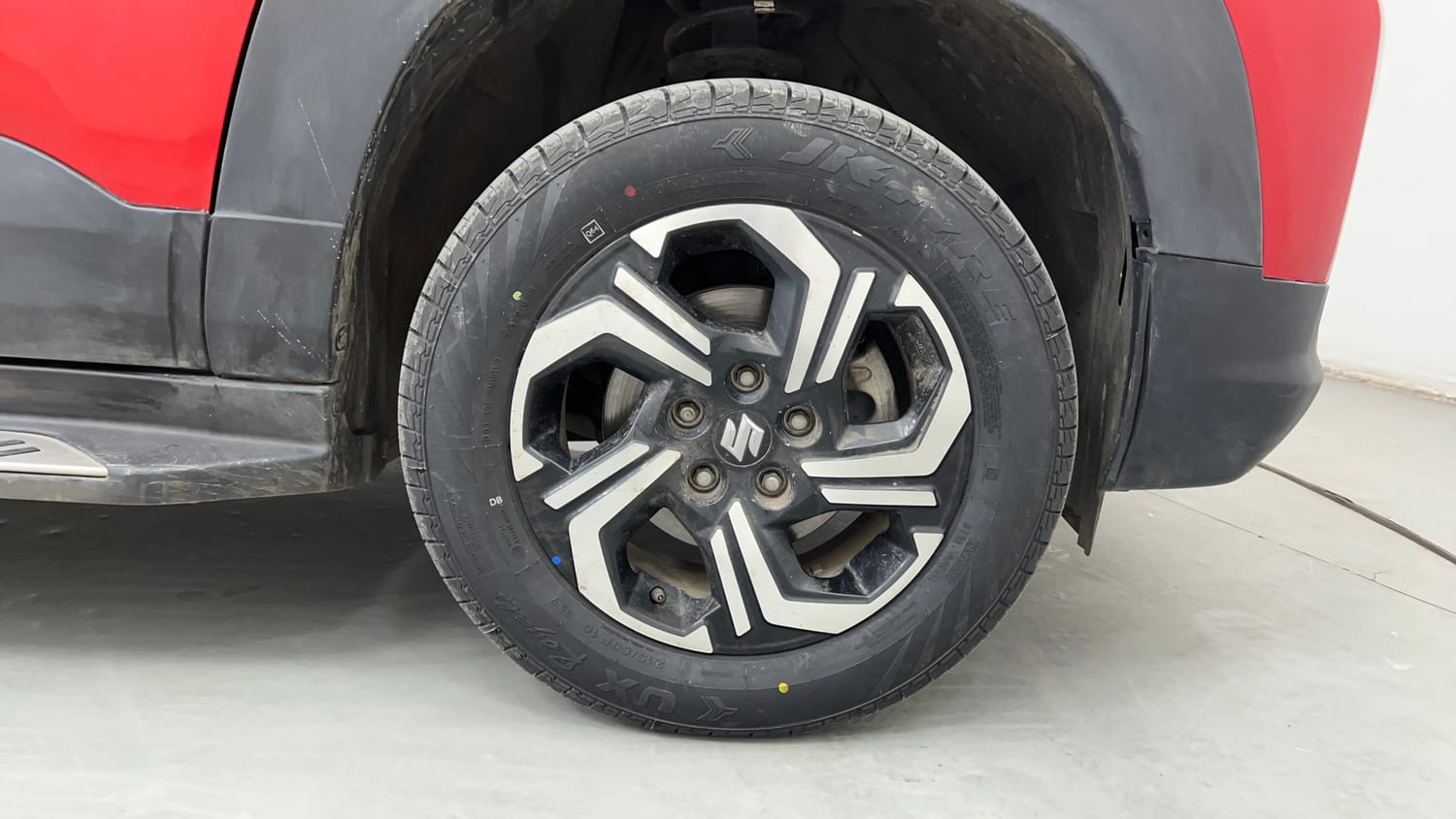 Used 2022 Maruti Suzuki Brezza Zxi Plus AT Dual Tone Petrol Automatic tyres RIGHT FRONT TYRE RIM VIEW