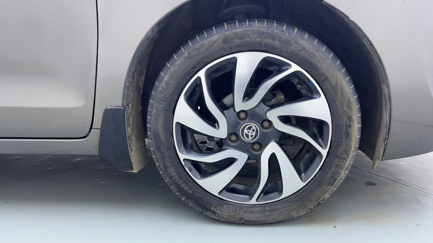 Used 2021 Toyota Glanza V CVT Petrol Automatic tyres RIGHT FRONT TYRE RIM VIEW