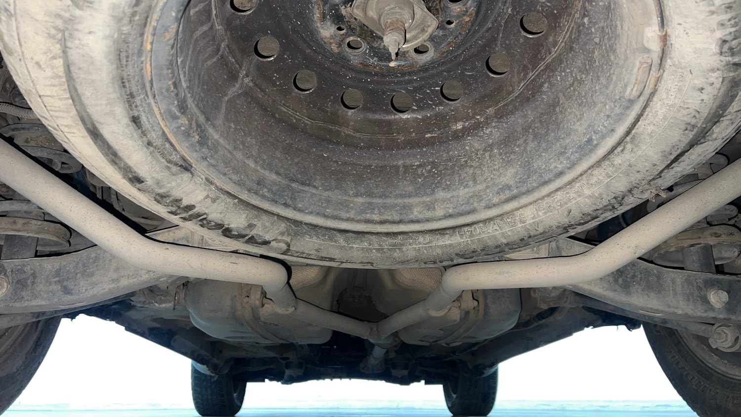 Used 2018 Mahindra XUV500 W9 Diesel Manual extra REAR UNDERBODY VIEW (TAKEN FROM REAR)