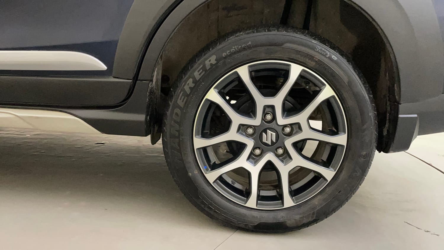 Used 2024 Maruti Suzuki XL6 Zeta MT Petrol Petrol Manual tyres LEFT REAR TYRE RIM VIEW
