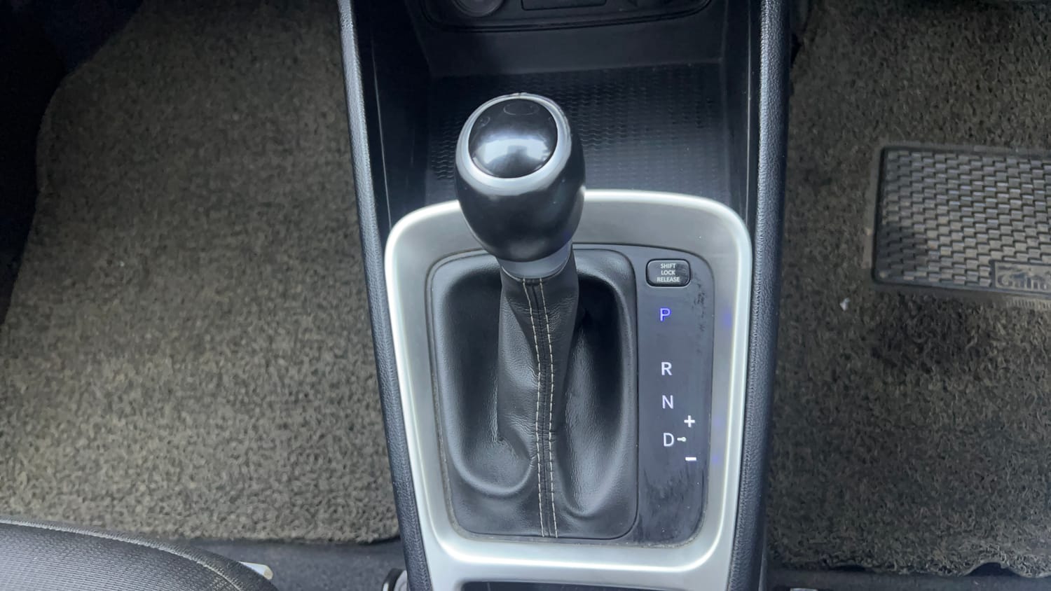 Used 2019 Hyundai Venue SX Plus 1.0 Turbo DCT Petrol Automatic interior GEAR  KNOB VIEW