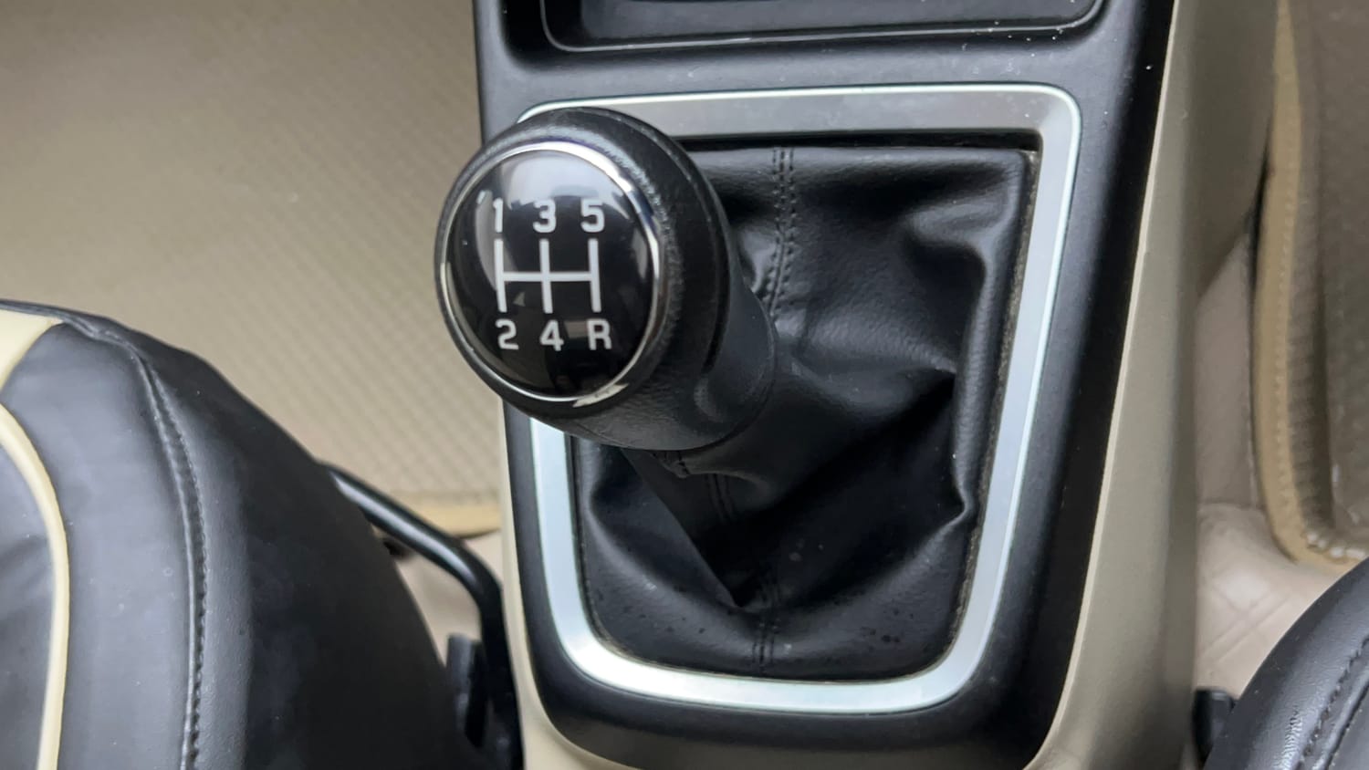 Used 2022 Maruti Suzuki Dzire VXi Petrol Manual interior GEAR  KNOB VIEW