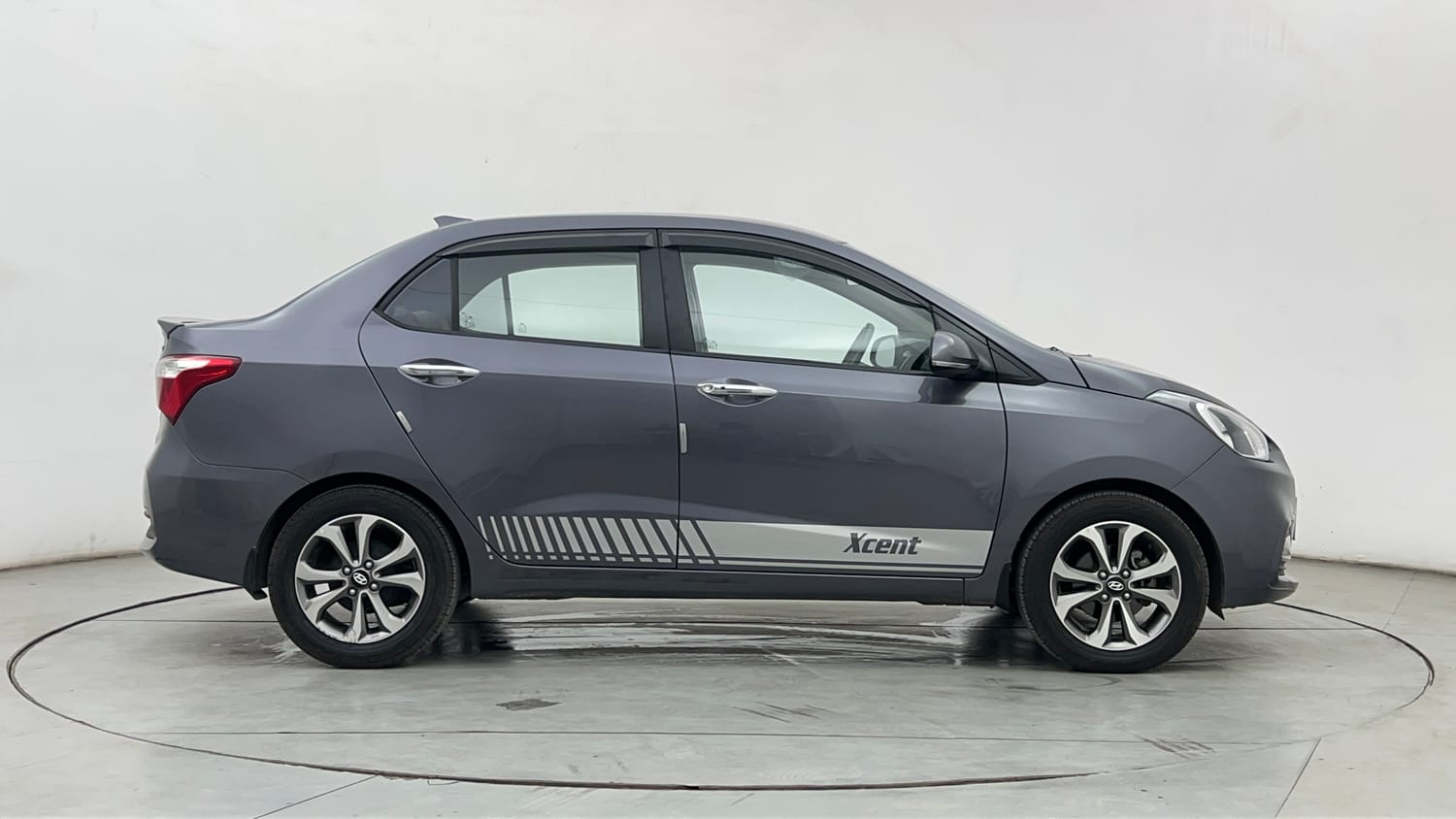 Used 2018 Hyundai Xcent SX (O) Petrol Manual exterior RIGHT SIDE VIEW