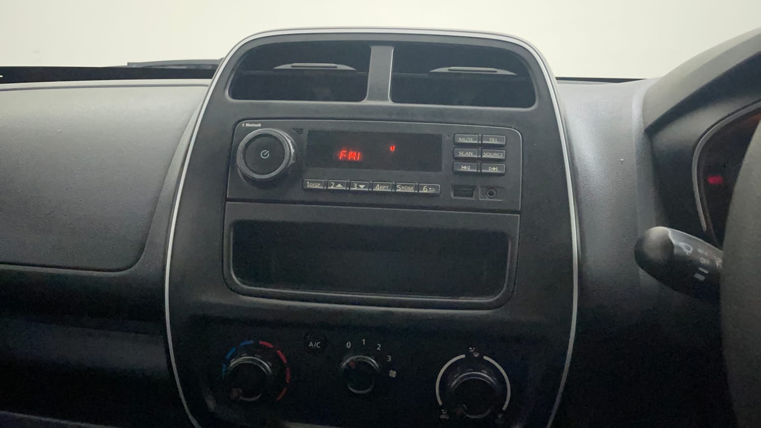 Used 2016 Renault Kwid RXL Petrol Manual top_features Integrated (in-dash) music system